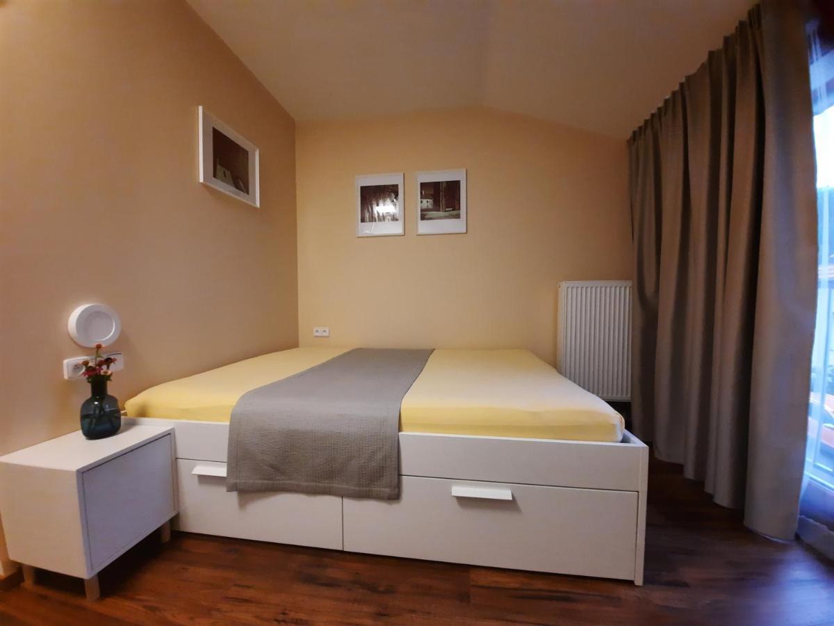 Penzion Zahrada Nad Rekou, Restaurace A Kavarna - Parkovani Gratis Zlata Koruna Exterior photo
