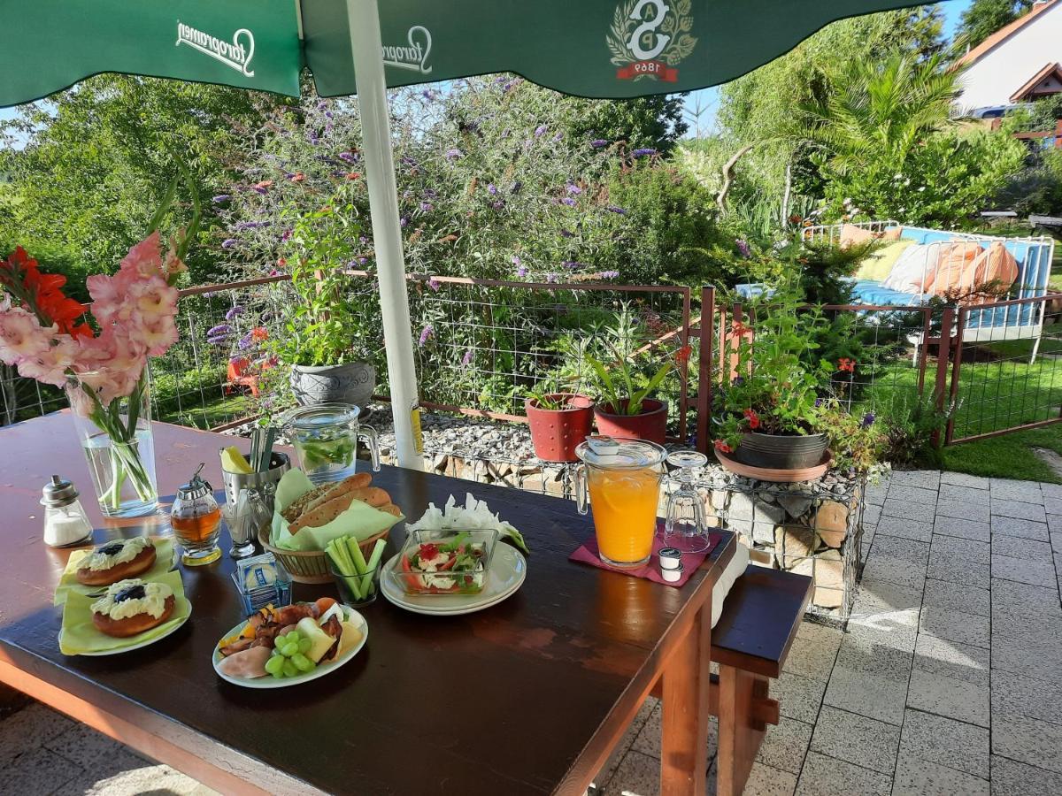 Penzion Zahrada Nad Rekou, Restaurace A Kavarna - Parkovani Gratis Zlata Koruna Exterior photo